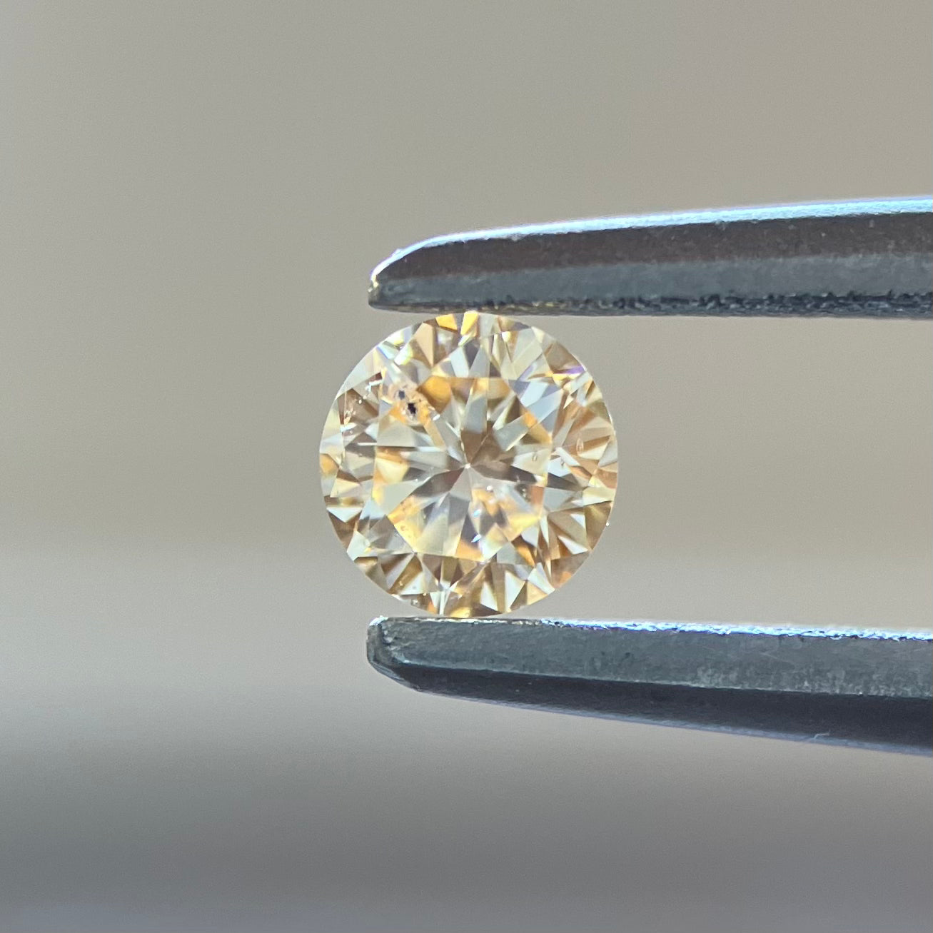 裸石 0.092ct Fancy Light Yellow Orange  SI-2 RD AGTソーティング付き