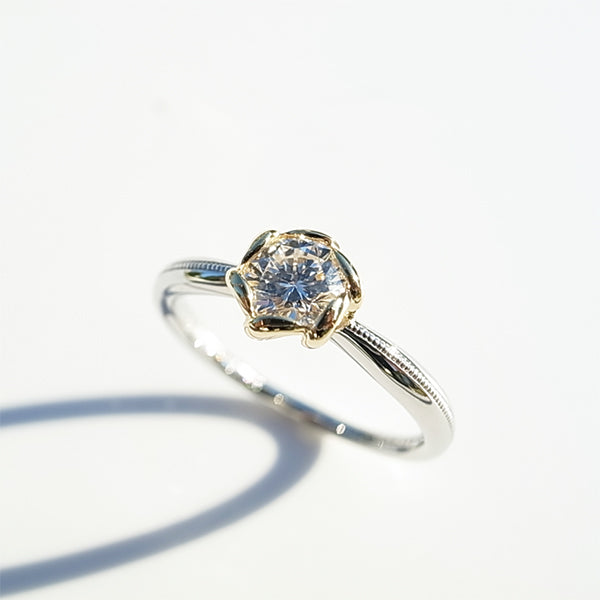 ダイヤモンドのK18YG・プラチナ花モチーフ婚約指輪