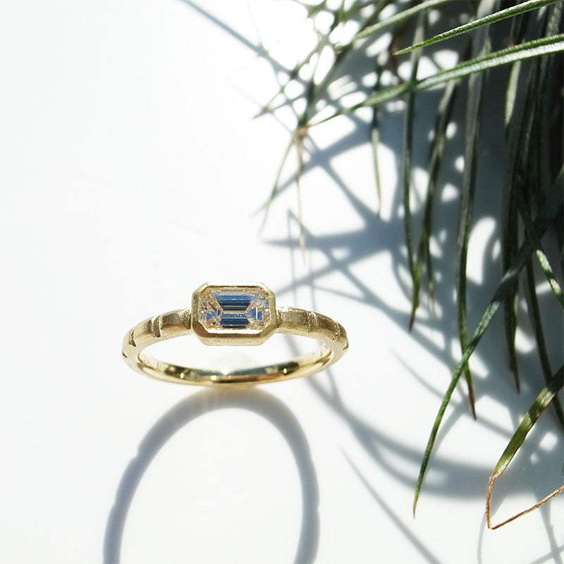 エメラルドカットダイヤモンド 0.3ctオーバー K18YG婚約指輪