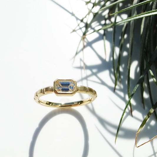 エメラルドカットダイヤモンド 0.3ctオーバー K18YG婚約指輪