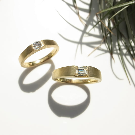 エメラルドカットとラウンドカットダイヤモンドのK18YGリング