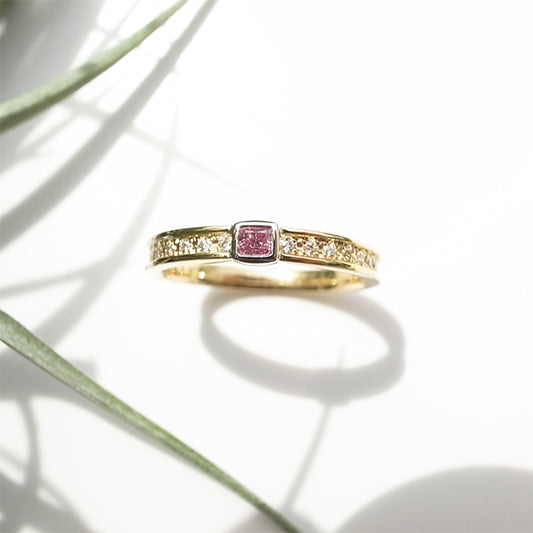 Fancy Vivid Purplish Pinkのピンクダイヤモンドをプラチナで囲み、K18YGハーフエタニティ仕様にした結婚指輪
