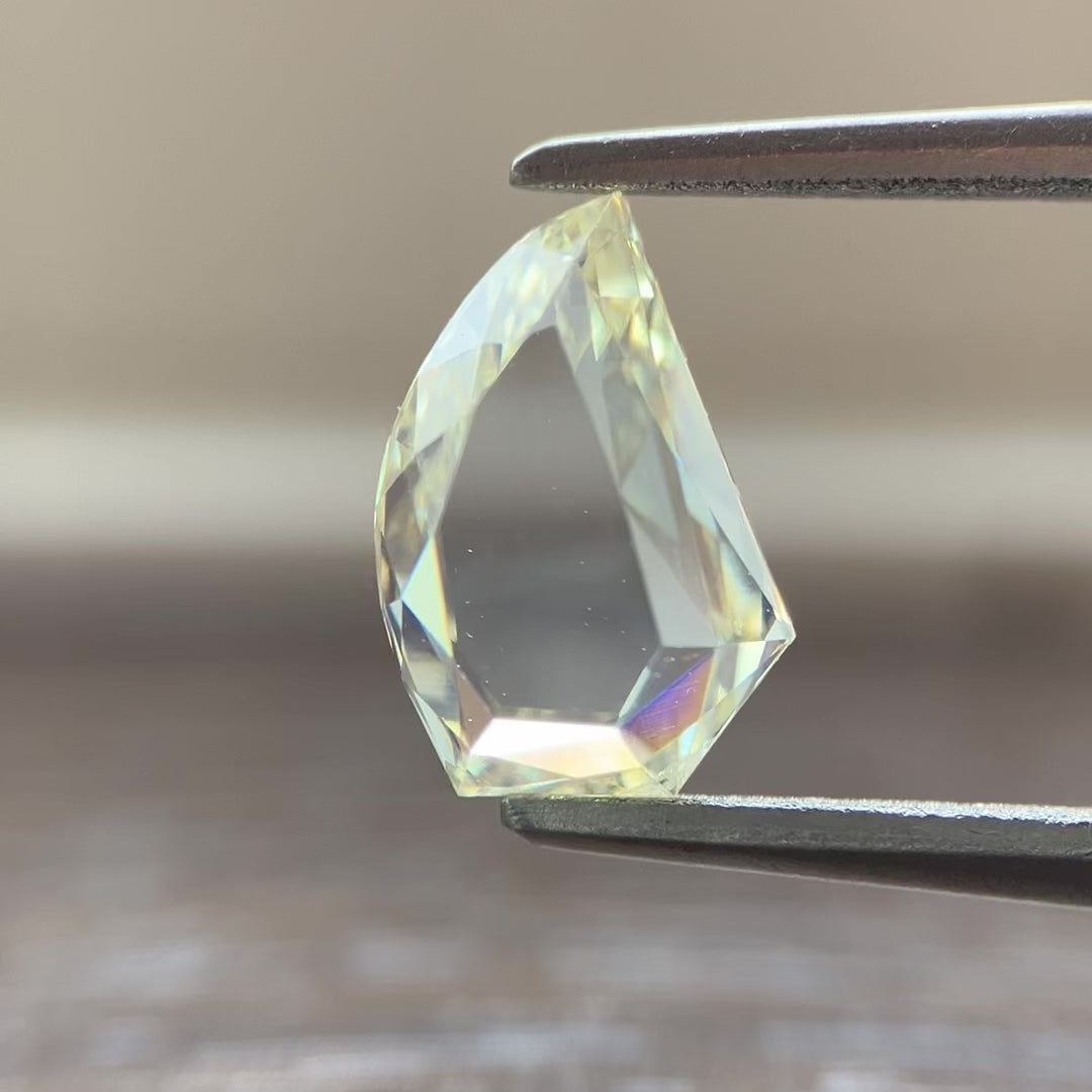 特殊カット（牙型、刃型）天然ダイヤモンドルース 1.046ct LIGHT